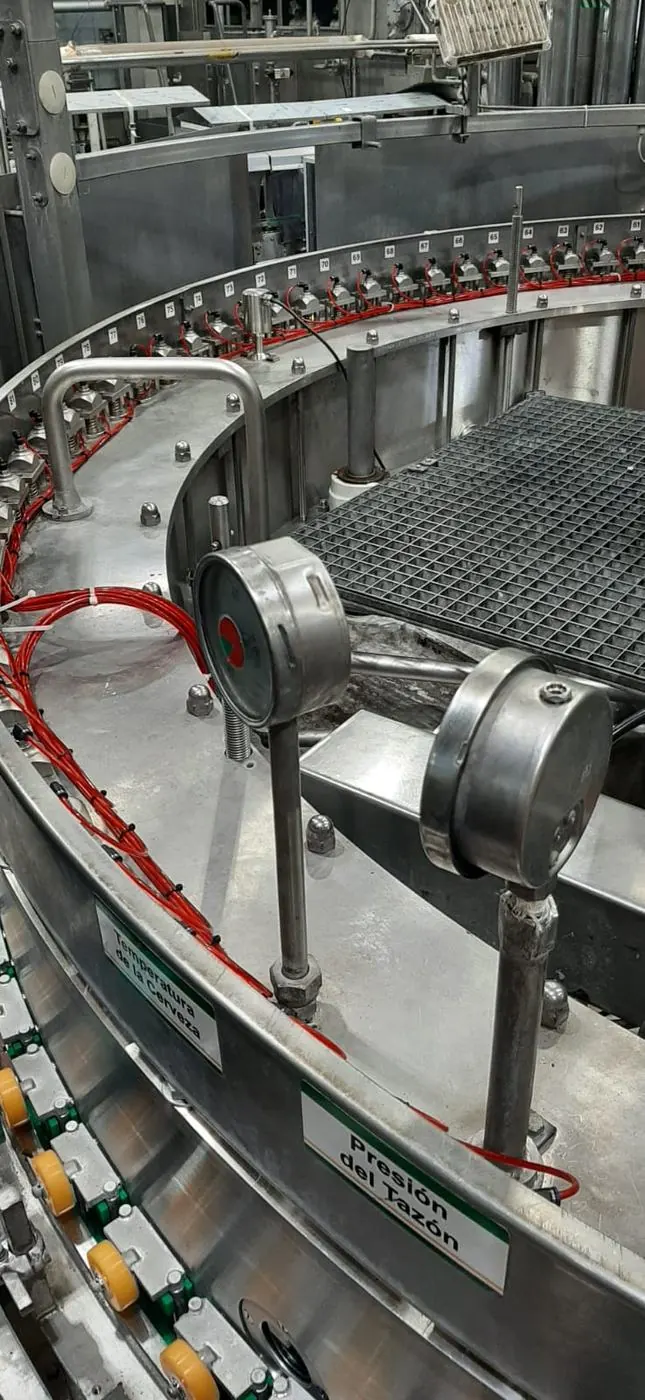 Línea de embotellado automatizada con sensores de temperatura y presión monitoreados en tiempo real
