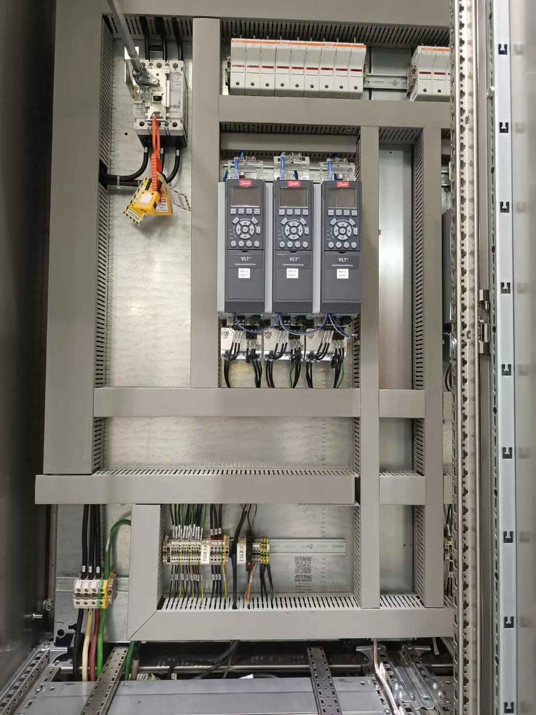 Variadores de frecuencia Danfoss instalados en gabinete de control