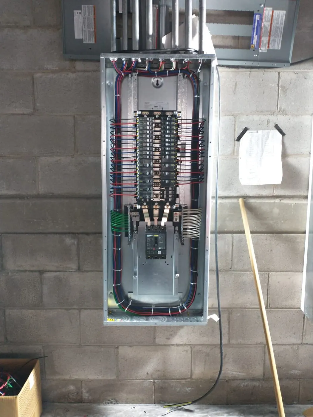 Panel de distribución eléctrica con cableado organizado montado en muro
